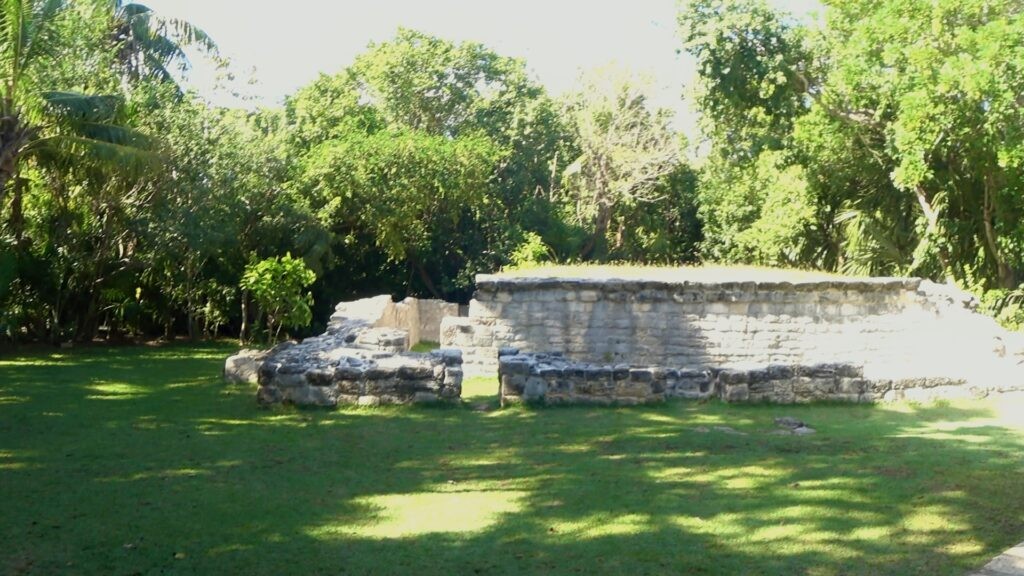 Архитектура Xcaret руины майя среди зелени