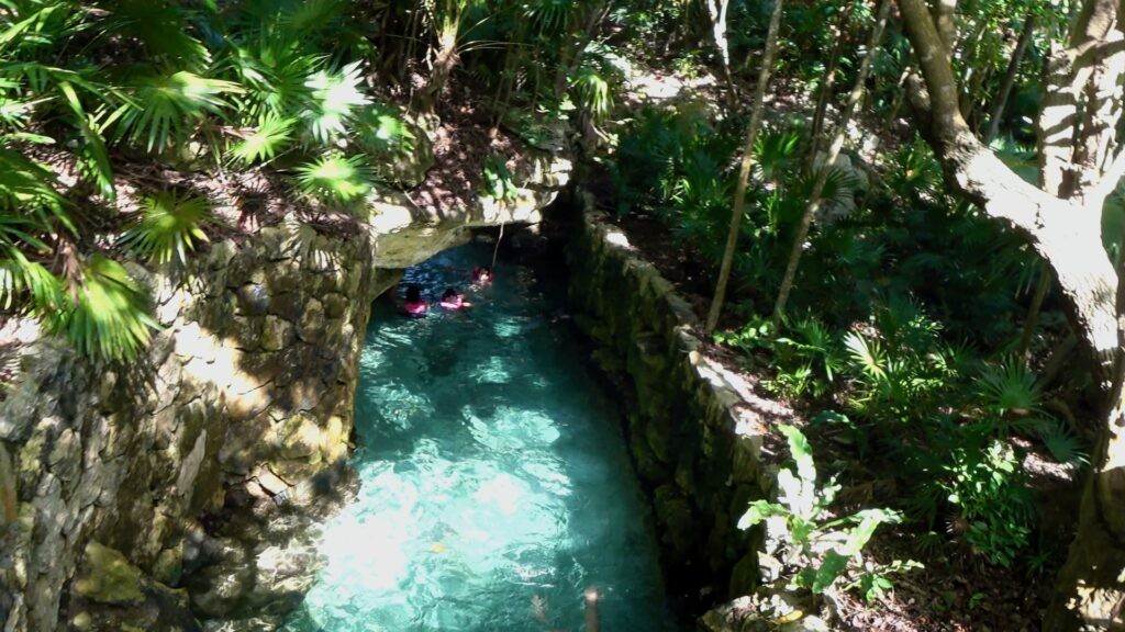 Подземная река Xcaret сплав туристы внутри скалы