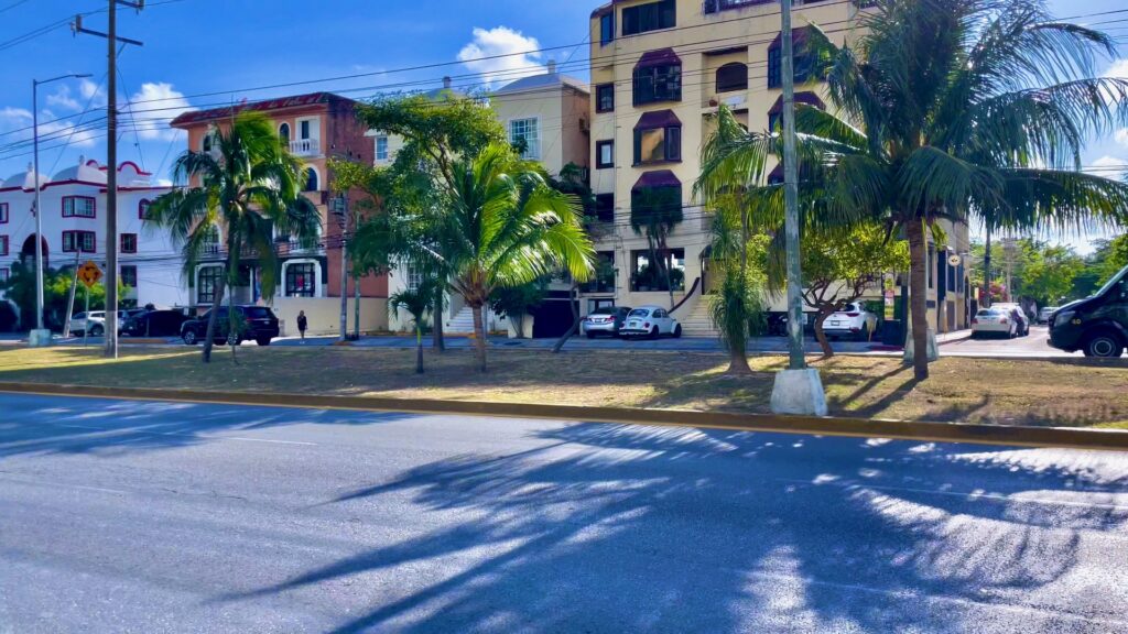 Обычная улица в Centro Канкуна, жилые дома и пальмы