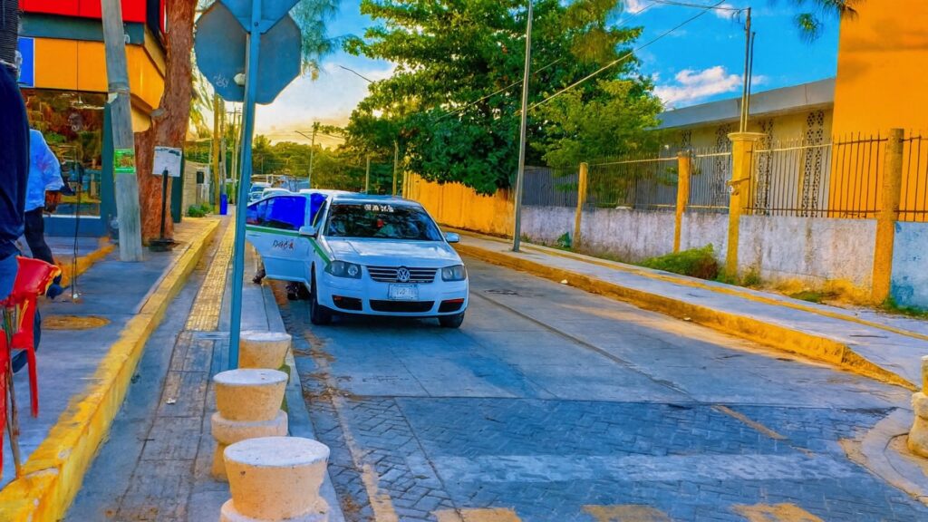Местное такси в Канкуне на улице Centro