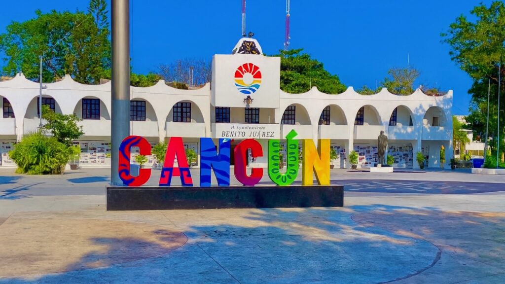Центр Канкуна, площадь Benito Juárez с надписью CANCUN