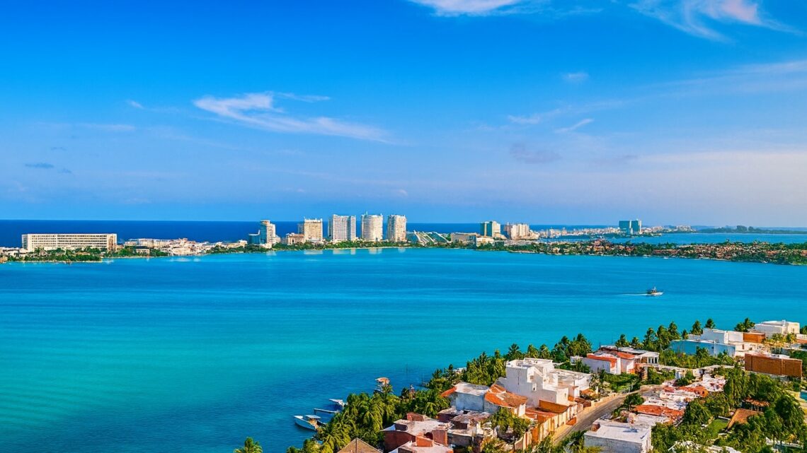 Панорама Канкуна: вид на Hotel Zone и Карибское море