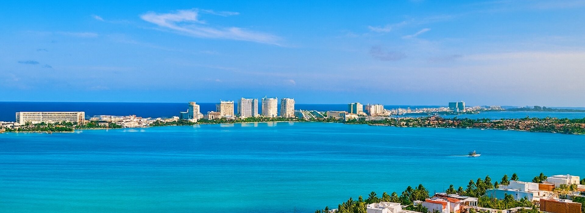 Панорама Канкуна: вид на Hotel Zone и Карибское море