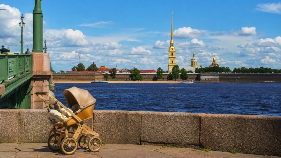 Петропавловская крепость в Санкт-Петербурге летом: прогулка с детьми по бесплатному маршруту