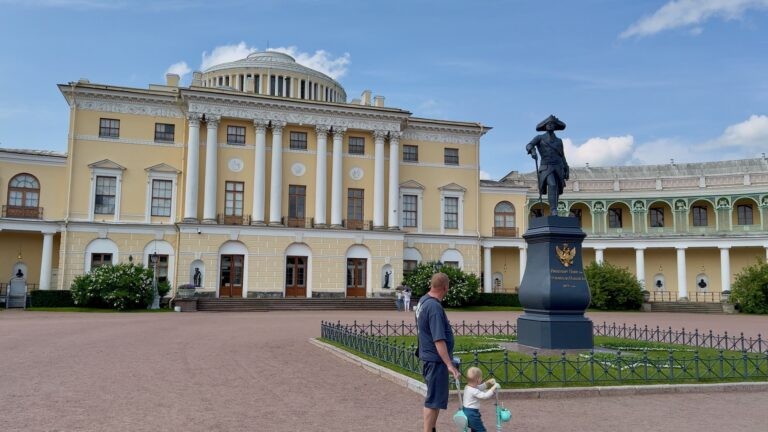 Павловский дворец с ребёнком и семьёй — отдых в Павловске с детьми летом 2026