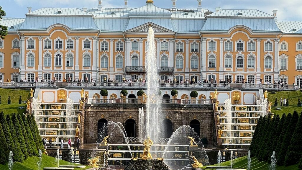 Петергоф — фонтаны и дворец, прогулка с детьми рядом с Санкт-Петербургом
