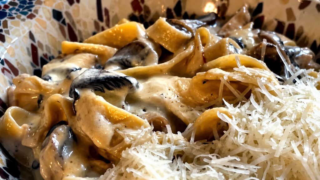 Паста с грибами и сыром в ресторане Italiani возле Спаса на Крови