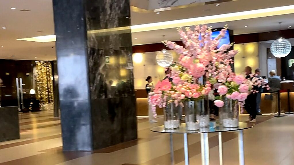 Декор в лобби отеля Космос Санкт-Петербург — дизайнерский интерьер