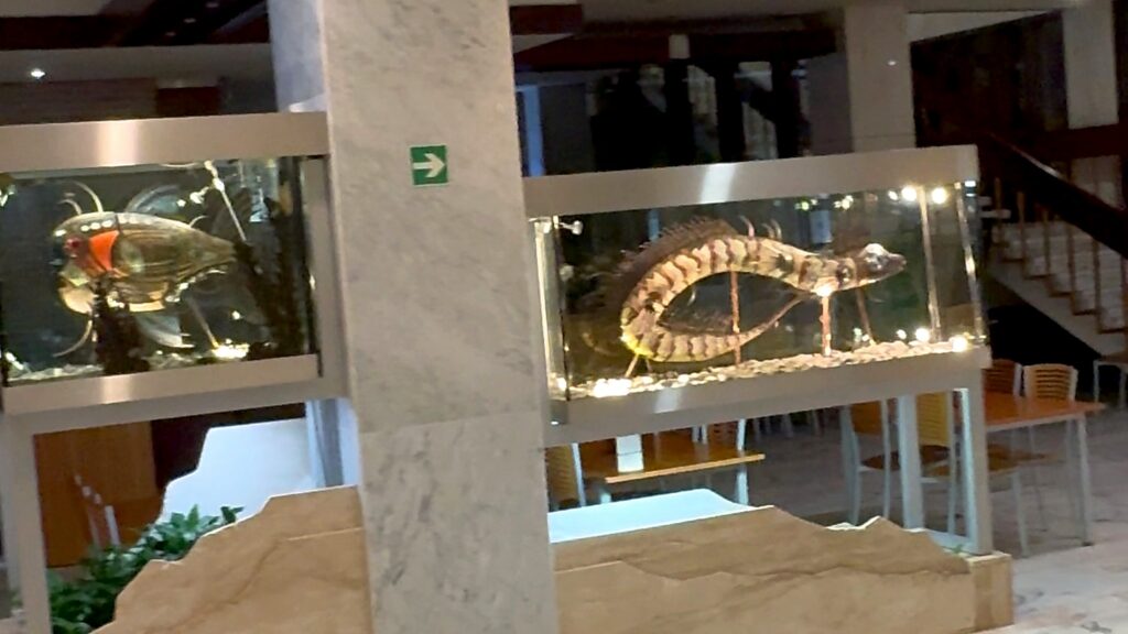 Интерьер ресторана отеля Космос Санкт-Петербург — современный дизайн