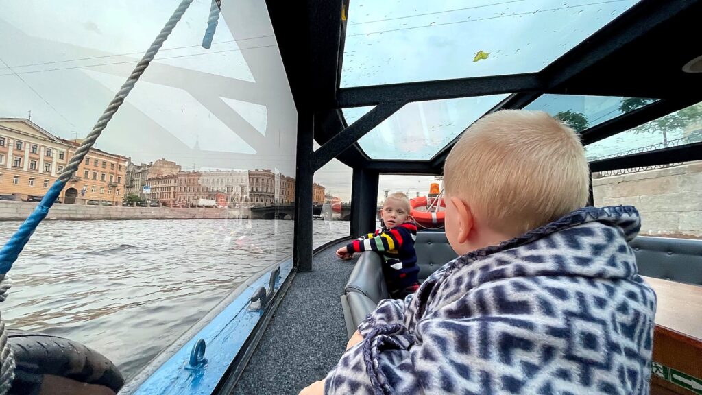 Прогулка по рекам и каналам Санкт-Петербурга с детьми