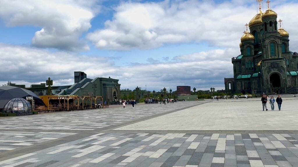 Аллея памяти и Дорога памяти в Парке Патриот Кубинка