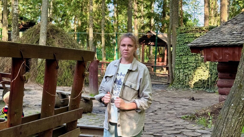 Партизанская деревня Парк Патриот Кубинка — землянки в лесу