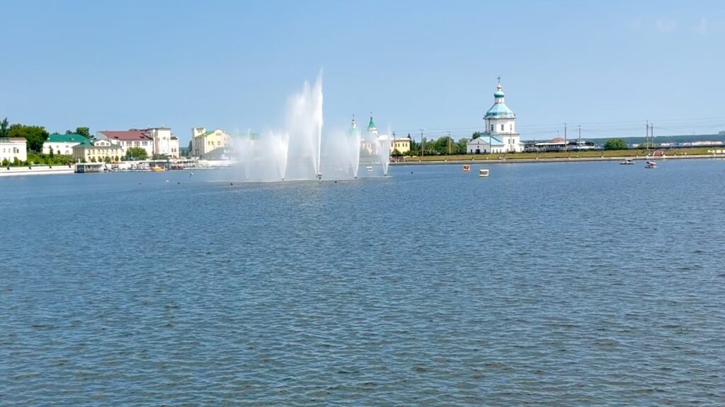 Фонтан и купола храма на набережной Чебоксар