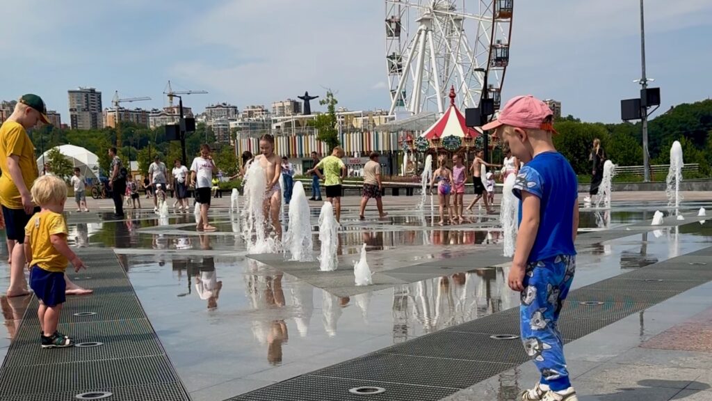 Фонтан из-под земли на набережной Чебоксар