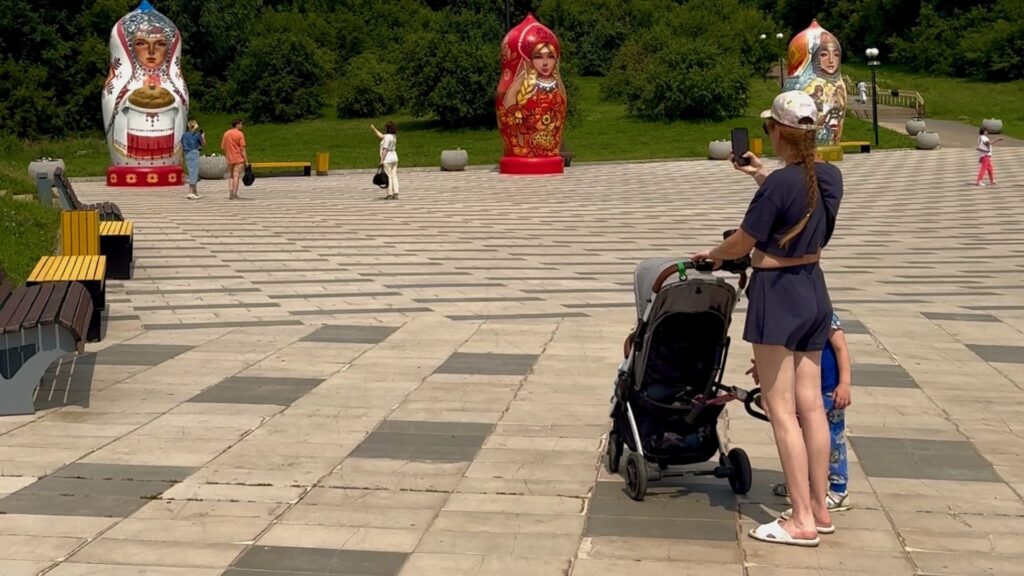 Дарья рассматривает матрёшки в Чебоксарах