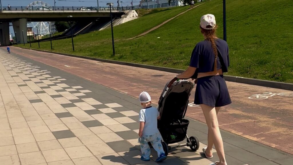 Дарья и Валентин на вечерней набережной Чебоксар