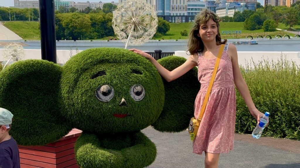 Девушка с игрушкой Чебурашка на улице Чебоксар