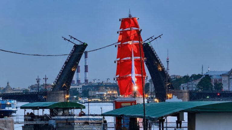 Вечерняя прогулка по Неве в Санкт-Петербурге — разведённый мост и парусник на фоне ночного города