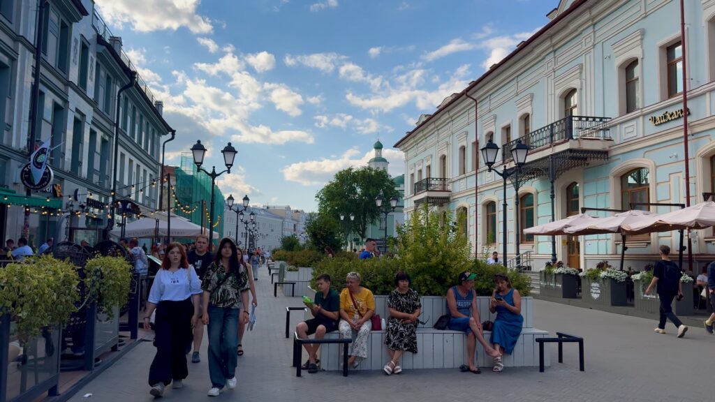 Турист проверяет чек и отзывы — как не попасться на развод