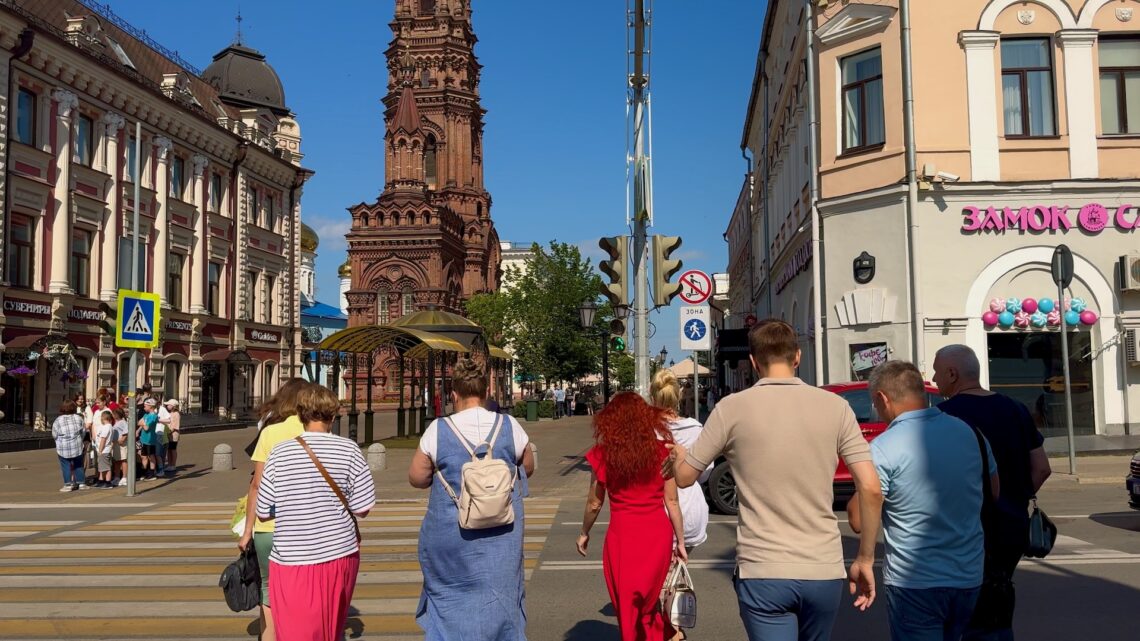 Улица Баумана вечером — огни, кафе и туристы в центре Казани