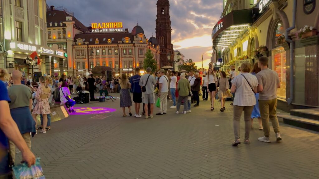 Уличные артисты и живые статуи на Баумана в Казани