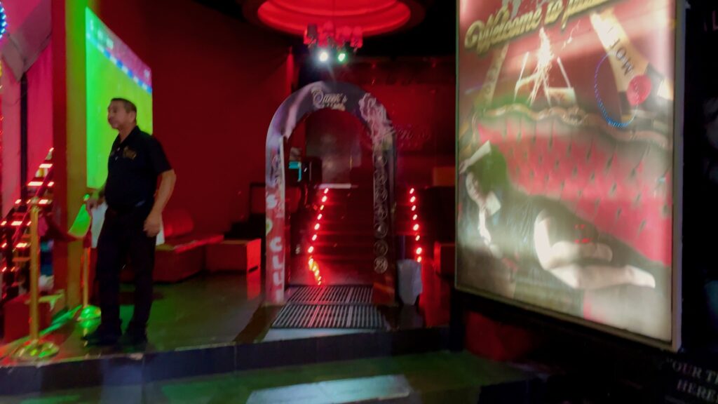 Неоновые вывески и толпы на ночной улице Канкуна