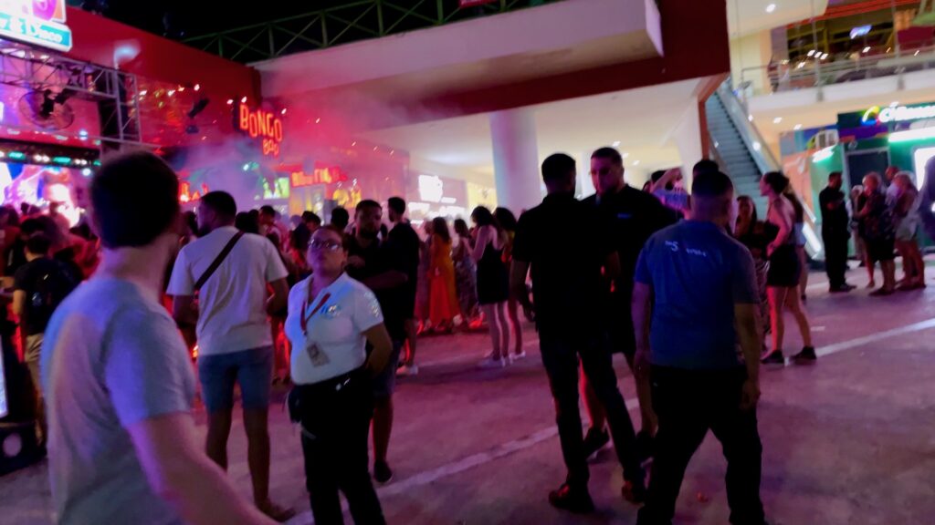 Очередь и неоновые вывески клуба Coco Bongo в Канкуне