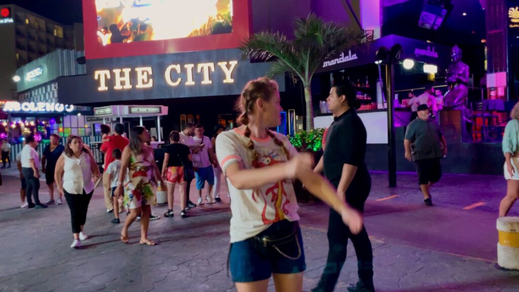 Танцпол и лазерное шоу в клубе The City Cancun