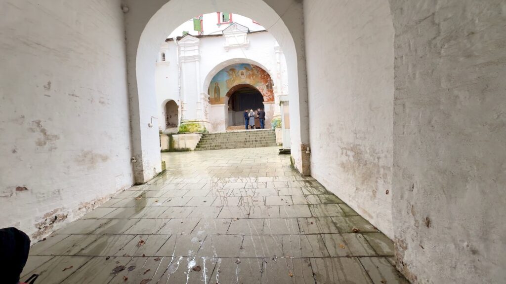 Внутренний двор Саввино-Сторожевского монастыря, арка и дорога