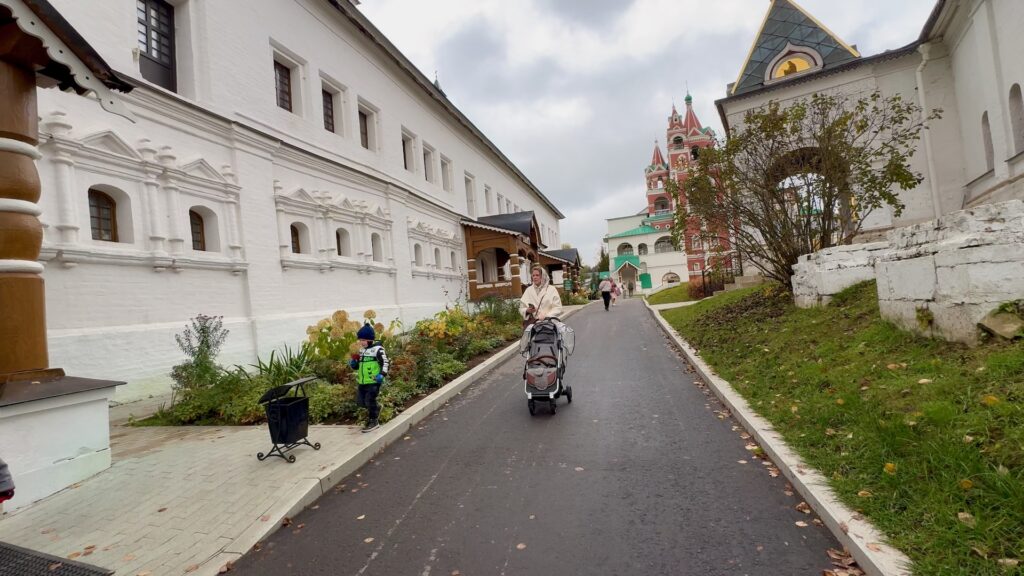 Двор Саввино-Сторожевского монастыря, пешеходная дорога