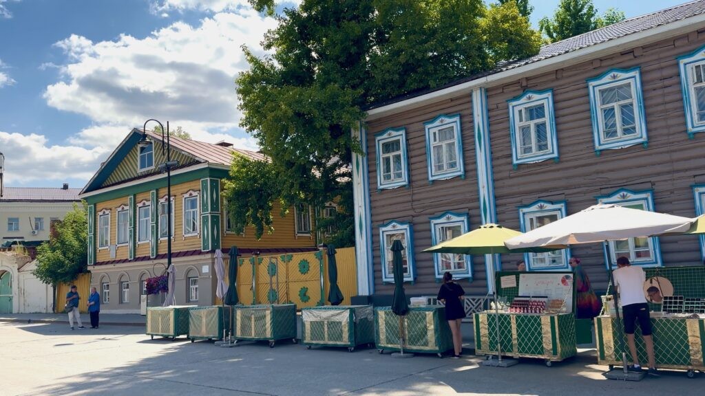 Улица Каюма Насыри Казань — деревянные дома и резные ставни