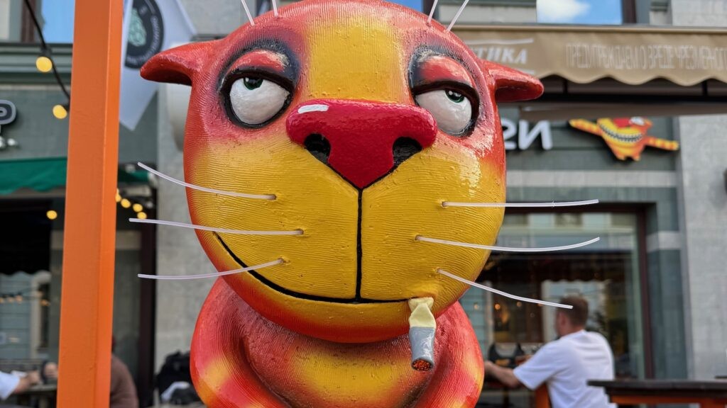 Казанский кот с сигаретой — одна из уличных скульптур на Баумана.