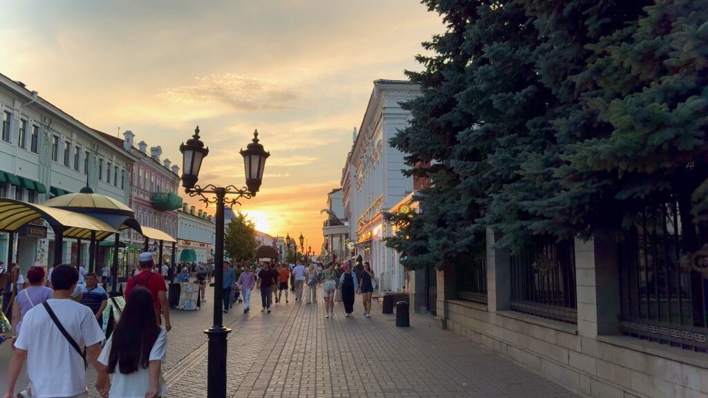 улица Баумана в Казани вечером