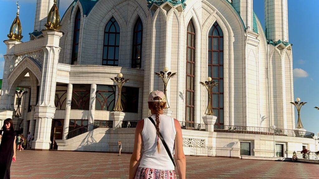 Дарья у входа в мечеть Кул Шариф — момент ожидания перед входом