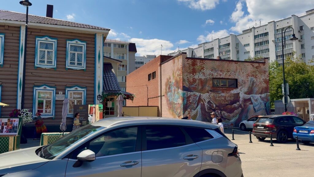 Деревянный купеческий дом с резными наличниками в Старо-Татарской слободе