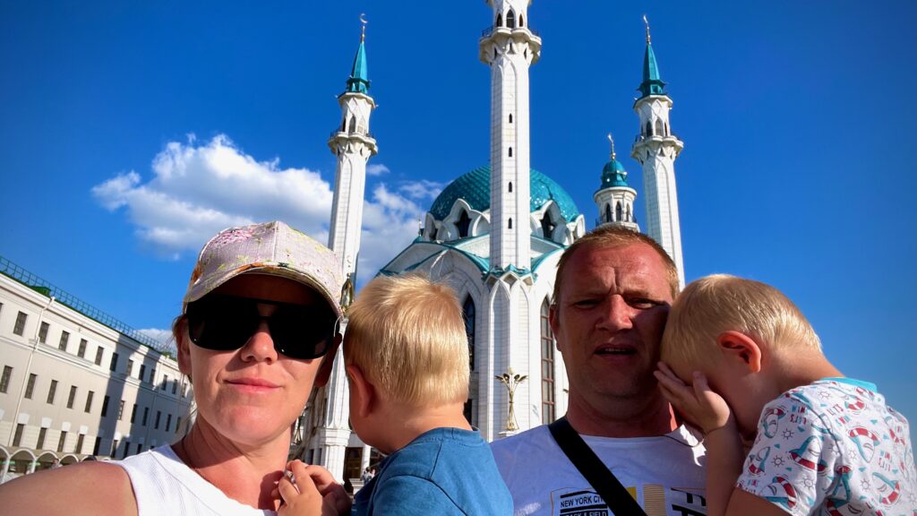 Вид на Казанский Кремль и мечеть Кул Шариф летом