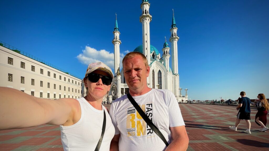 Семья проекта «Едем и Точка» на фоне мечети Кул Шариф