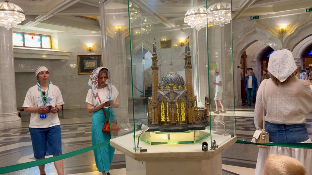 Интерьер мечети Кул Шариф — витражи, купол и молитвенный зал