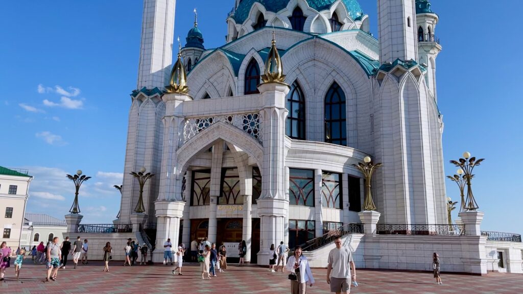 Очередь туристов у входа в мечеть Кул Шариф, охрана проверяет дресс-код