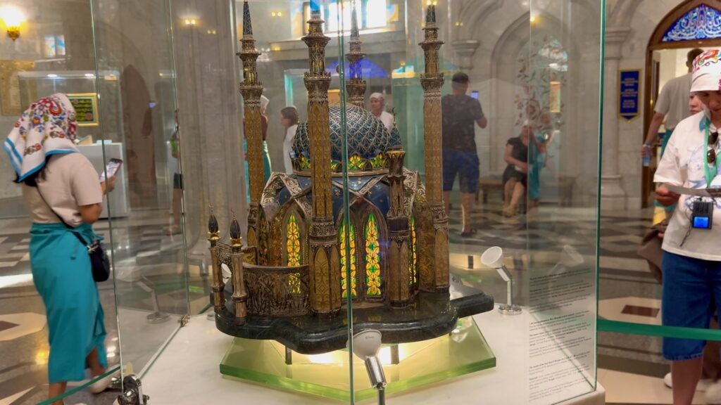 Интерьер мечети Кул Шариф внутри — витражи, ковры и молитвенный зал