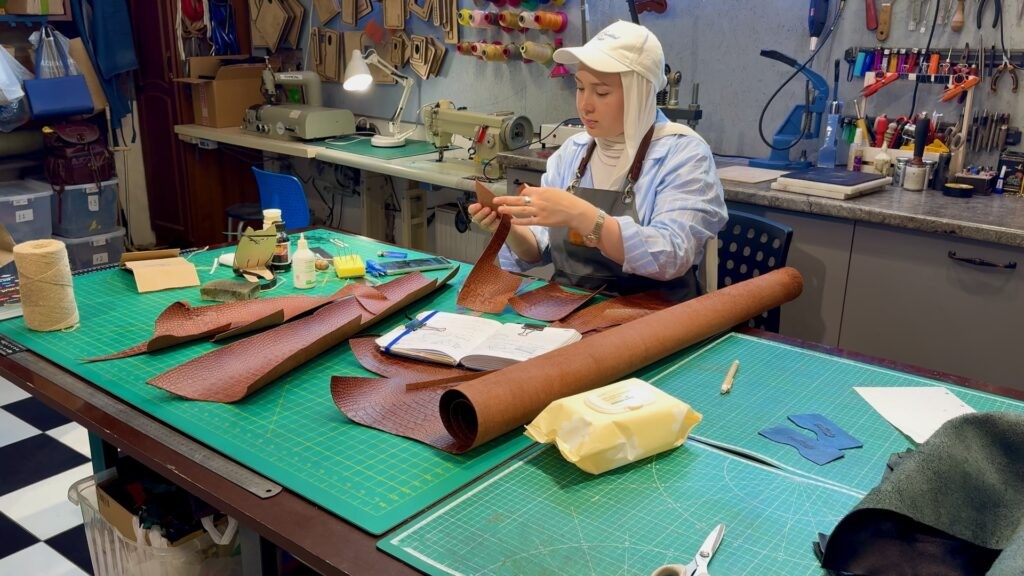 Ремесленная мастерская в Старо-Татарской слободе, гончар за работой