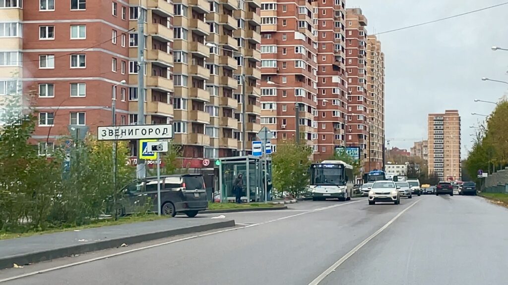 Въезд в Звенигород, дорога через сосновый лес