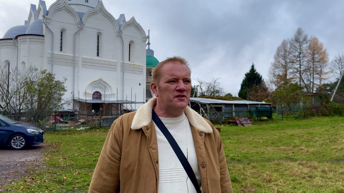 Виктор на фоне Успенского собора в Звенигороде — путешествие без спешки