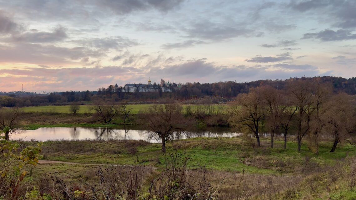 Саввино-Сторожевский монастырь на холме в Звенигороде, вид от Москва реки
