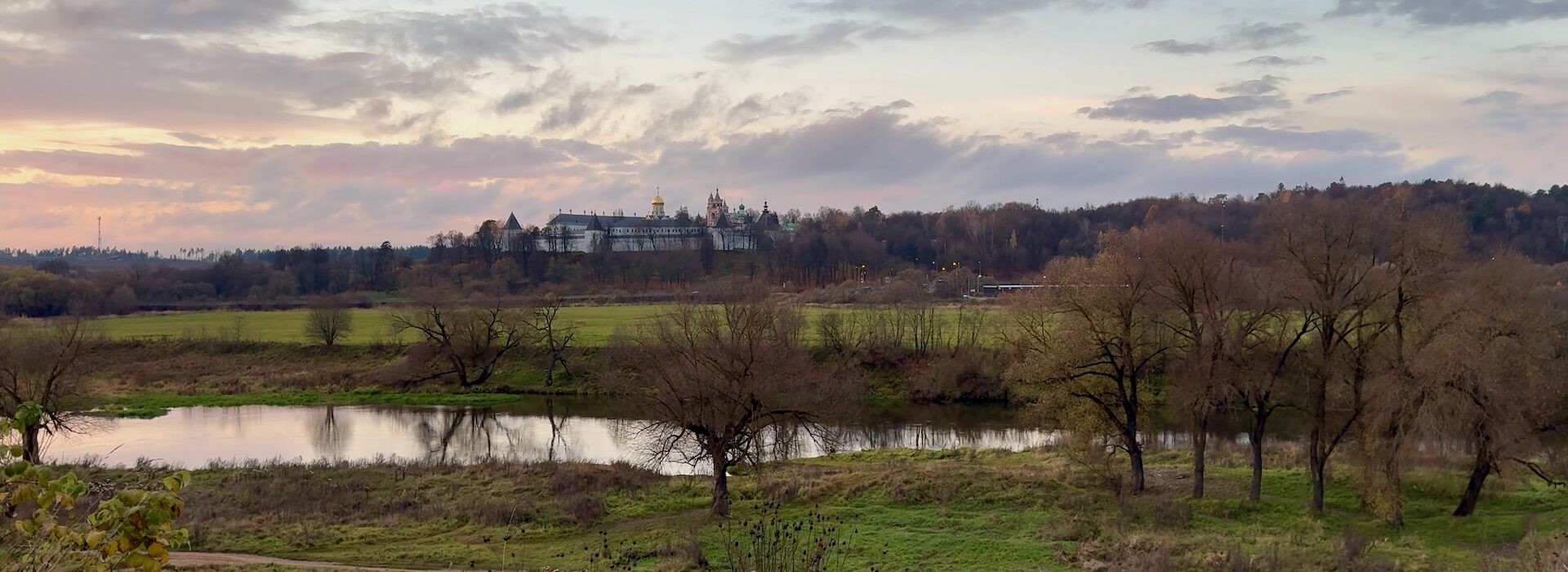 Саввино-Сторожевский монастырь на холме в Звенигороде, вид от Москва реки