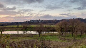 Саввино-Сторожевский монастырь на холме в Звенигороде, вид от Москва реки