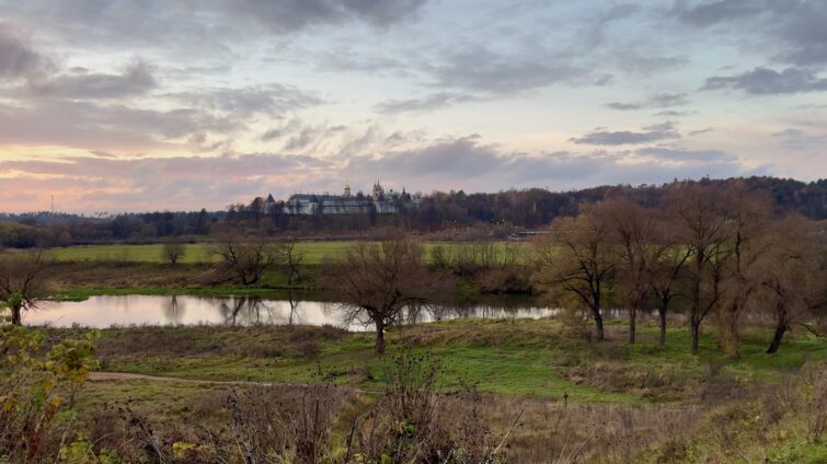Саввино-Сторожевский монастырь на холме в Звенигороде, вид от Москва реки
