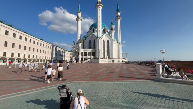Очередь туристов у мечети Кул Шариф в Казани