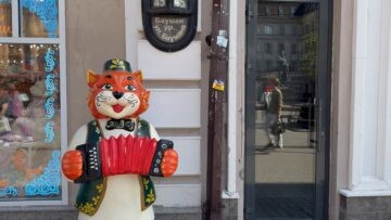 памятник коту Казанскому на Баумана фото с гармошкой