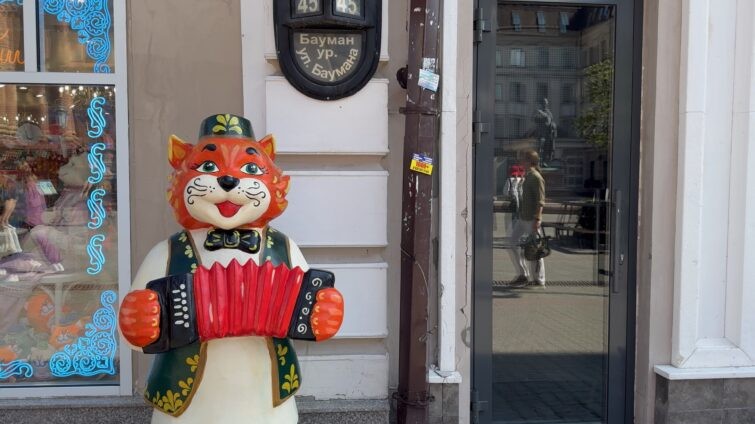 памятник коту Казанскому на Баумана фото с гармошкой